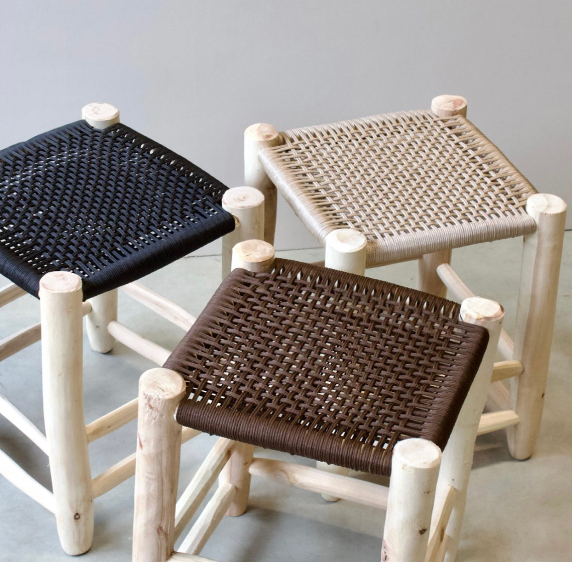 Houten krukje met gevlochten zitting . Bruin