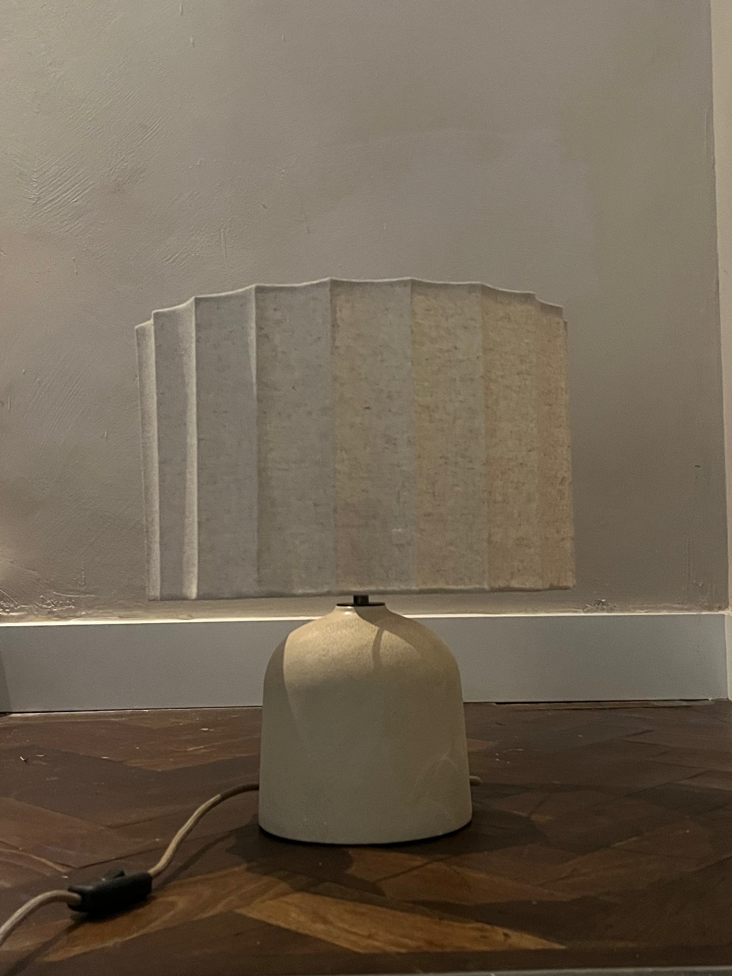 Lamp met bewerkte kap