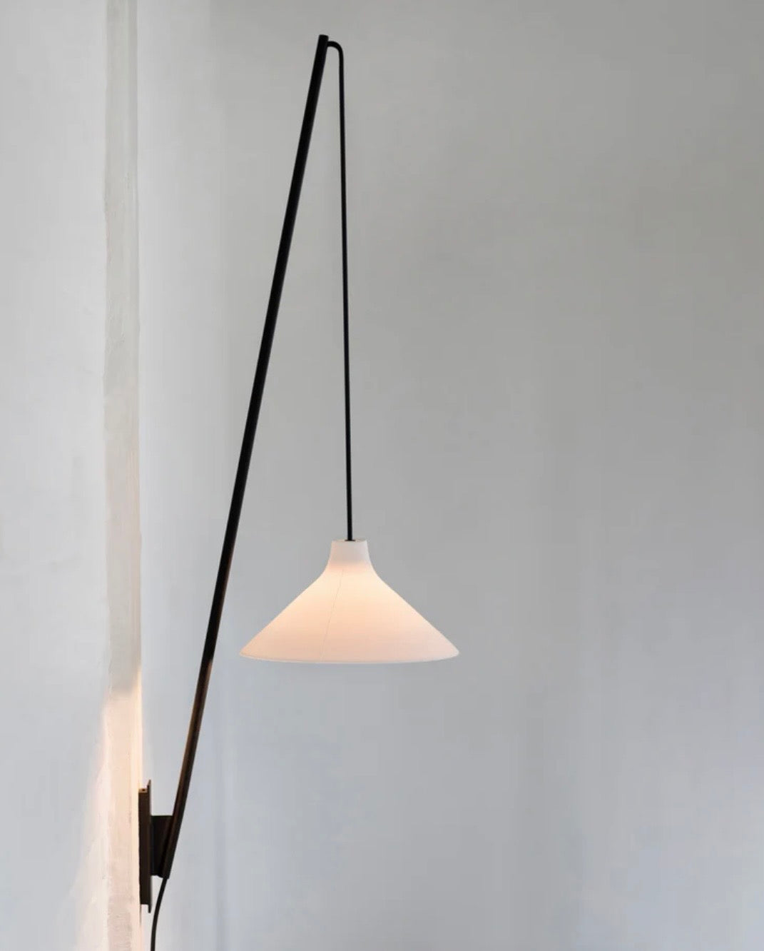 Muurlamp met porseleinen kap